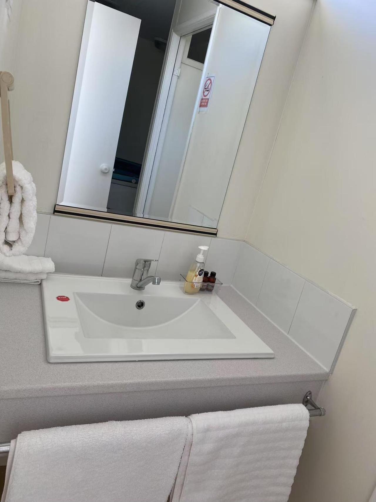 Malones Spa Motel Роторуа Екстериор снимка
